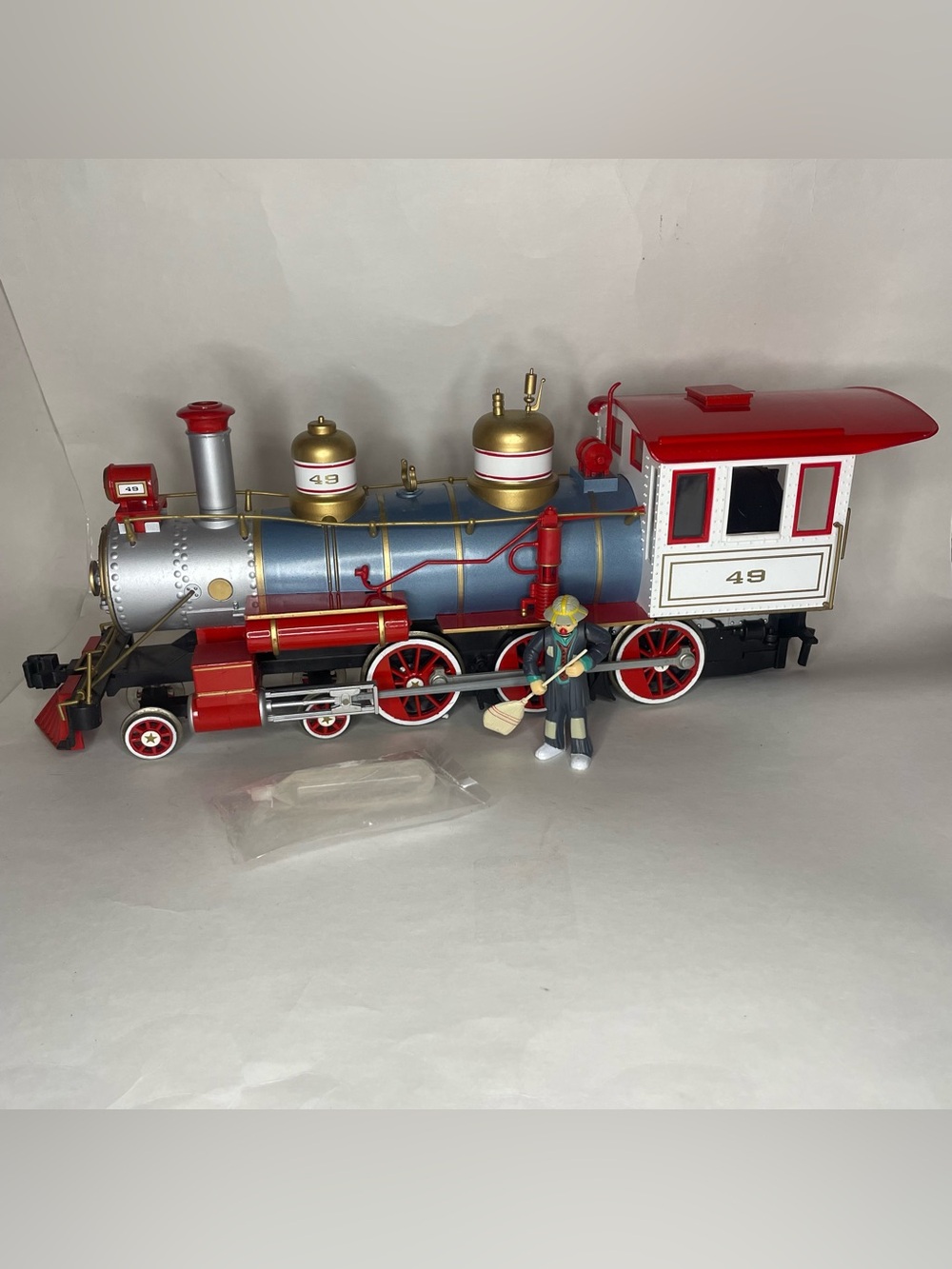 Bachmann G Scale 90020 Emmett Kelly Jr. Circus Locomotive #49 + Smoke + Figure